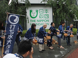 開幕打ち水の様子